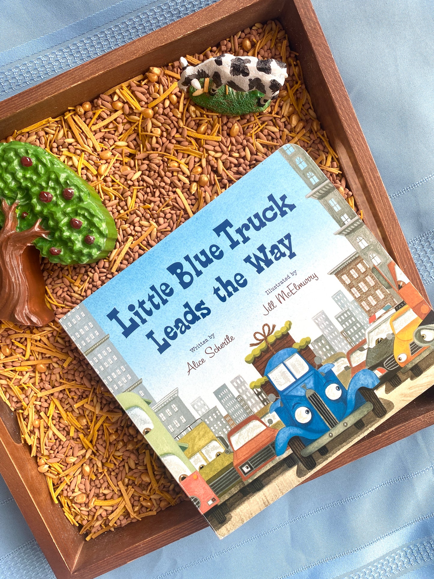Little Blue Truck: Leads the Way - Book to Relove